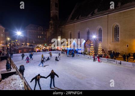 Mercatino di Sant'Antonio nel centro storico di Goerlitz. Pista di pattinaggio su ghiaccio sull'Obermarkt Foto Stock
