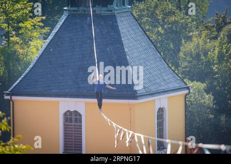 Highline e festival per famiglie a Hohnstein Highlines si estendono sui tetti di Hohnstein e tra rocce di arenaria, oltre le quali audaci estremi Foto Stock