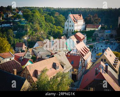 Highline e festival per famiglie a Hohnstein Highlines si estendono sui tetti di Hohnstein e tra rocce di arenaria, oltre le quali audaci estremi Foto Stock