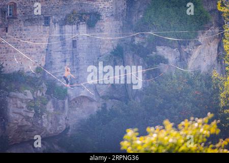 Highline e festival per famiglie a Hohnstein Highlines si estendono sui tetti di Hohnstein e tra rocce di arenaria, oltre le quali audaci estremi Foto Stock