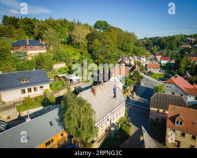 Highline e festival per famiglie a Hohnstein Highlines si estendono sui tetti di Hohnstein e tra rocce di arenaria, oltre le quali audaci estremi Foto Stock