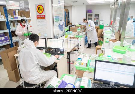 200228 -- WUHAN, 28 febbraio 2020 -- i membri del personale della farmacia dispensano medicinali presso la catena di negozi della farmacia Hankou in Huangshi Road di Wuhan, provincia di Hubei, Cina centrale, 27 febbraio 2020. Questa catena di negozi di Hankou farmacia è una farmacia designata per farmaci contro malattie croniche gravi. I membri del personale qui spesso devono lavorare dalla mattina presto fino a tarda notte per soddisfare la domanda, dispensando una media di 1.000 ordini comprendenti 30.000 confezioni di medicinali per ogni membro del personale al giorno. CHINA-HUBEI-WUHAN-PHARMACY CN CaixYang PUBLICATIONxNOTxINxCHN Foto Stock