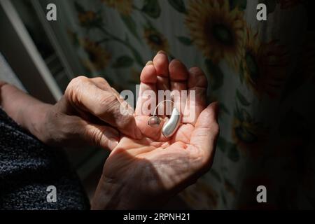 oggi la tecnologia aiuta a compensare la perdita dell'udito e l'assistenza sanitaria ha migliorato l'attenzione alle malattie dell'orecchio. Foto Stock