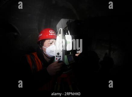 200229 -- CHONGQING, 29 febbraio 2020 -- Un lavoratore lavora in un cantiere del tunnel di Zengjiayan nel distretto di Yuzhong, nel comune di Chongqing della Cina sud-occidentale il 29 febbraio 2020. La costruzione di grandi progetti locali è stata ripresa con misure rigorose adottate per prevenire e controllare la nuova epidemia di coronavirus. CHINA-CHONGQING-COSTRUZIONE-RIPRESA CN WangxQuanchao PUBLICATIONxNOTxINxCHN Foto Stock