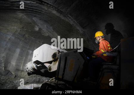 200229 -- CHONGQING, 29 febbraio 2020 -- Un lavoratore lavora in un cantiere del tunnel di Zengjiayan nel distretto di Yuzhong, nel comune di Chongqing della Cina sud-occidentale il 29 febbraio 2020. La costruzione di grandi progetti locali è stata ripresa con misure rigorose adottate per prevenire e controllare la nuova epidemia di coronavirus. CHINA-CHONGQING-COSTRUZIONE-RIPRESA CN WangxQuanchao PUBLICATIONxNOTxINxCHN Foto Stock