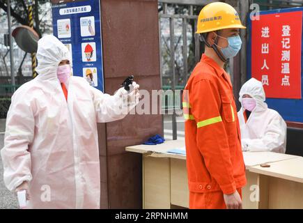 200229 -- CHONGQING, 29 febbraio 2020 -- Un lavoratore accetta la disinfezione in un cantiere di Zengjiayan Tunnel nel nel distretto di Yuzhong, nel sud-ovest della Cina, nel comune di Chongqing il 29 febbraio 2020. La costruzione di grandi progetti locali è stata ripresa con misure rigorose adottate per prevenire e controllare la nuova epidemia di coronavirus. CHINA-CHONGQING-COSTRUZIONE-RIPRESA CN WangxQuanchao PUBLICATIONxNOTxINxCHN Foto Stock