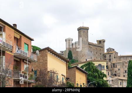 Città medievale di Bolsena, Italia con Rocca Monaldeschi della Cervara Foto Stock