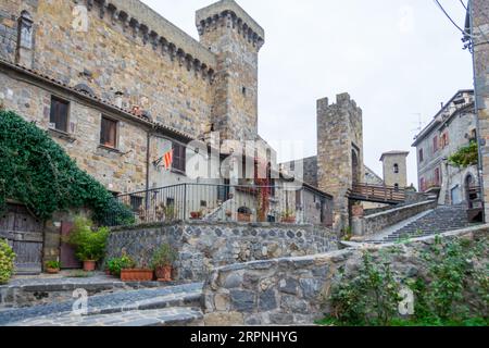 Città medievale di Bolsena, Italia con Rocca Monaldeschi della Cervara Foto Stock