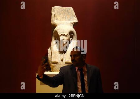 200229 -- HURGHADA EGYPT, 29 febbraio 2020 Xinhua -- Un uomo fa selfie al Museo Hurghada di Hurghada, Egitto, il 29 febbraio 2020. L'Egitto ha annunciato l'inaugurazione del Museo Hurghada sabato, nel tentativo di promuovere il turismo culturale nella provincia del Mar Rosso. Xinhua/Ahmed Gomaa EGYPT-HURGHADA-HURGHADA MUSEUM-INAUGURAZIONE PUBLICATIONxNOTxINxCHN Foto Stock