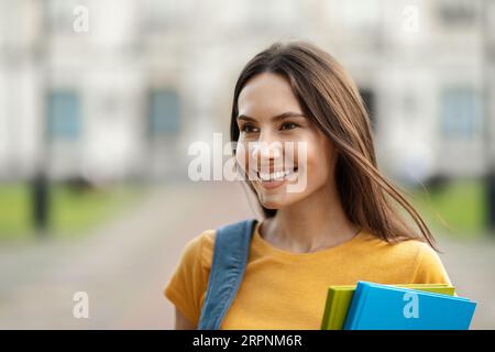 Foto ravvicinata di una giovane studentessa in piedi all'aperto Foto Stock