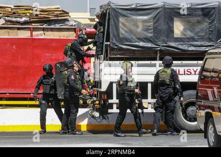 200302 -- MANILA, 2 marzo 2020 -- i membri delle armi speciali e tattiche della polizia nazionale filippina PNP-SWAT circondano il V-Mall mentre rispondono a un incidente di presa di ostaggi e sparatorie nella città di San Juan di Metro Manila, nelle Filippine il 2 marzo 2020. Un uomo armato ha preso circa 30 ostaggi in un centro commerciale nella città di San Juan, Metro Manila, e una persona è stata uccisa, ha detto un funzionario del governo lunedì. FILIPPINE-MANILA-MALL-OSTAGGIO ROUELLExUMALI PUBLICATIONxNOTxINxCHN Foto Stock