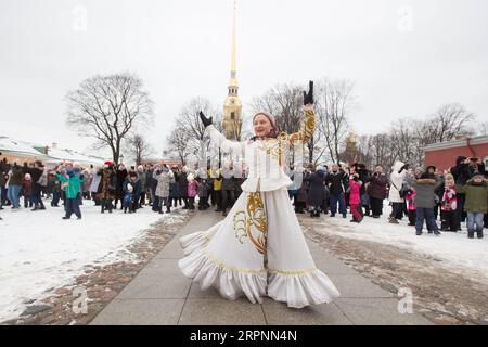 200302 -- ST. PIETROBURGO, 2 marzo 2020 -- la gente partecipa alle celebrazioni del festival Maslenitsa a San Pietroburgo, Russia, 1 marzo 2020. Maslenitsa è una tradizionale festa russa per celebrare l'inizio della primavera, che dura dal 24 febbraio al 1° marzo di quest'anno. Foto di Irina Motina/Xinhua RUSSIA-ST. PETERSBURG-MASLENITSA FESTIVAL BaixXueqi PUBLICATIONxNOTxINxCHN Foto Stock