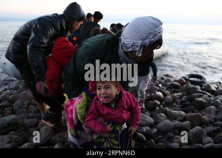 Bilder des Jahres 2020, News 03 März News Themen der Woche KW10 News Bilder des Tages 200302 -- LESBO, 2 marzo 2020 -- foto scattata il 2 marzo 2020 mostra rifugiati e migranti che escono da una barca dopo l'arrivo a Skala Sikaminias, nell'isola di Lesbo, Grecia. Almeno cinque barche, che trasportano circa 200 persone, hanno raggiunto Lesbo fino a lunedì, mentre circa 1.000 rifugiati e migranti sono sbarcati sulle isole greche dell'Egeo orientale da domenica, ha riferito l'agenzia di stampa nazionale greca AMNA. La Grecia domenica ha deciso di aumentare al massimo il livello di dissuasione ai suoi confini, come il merluzzo Foto Stock