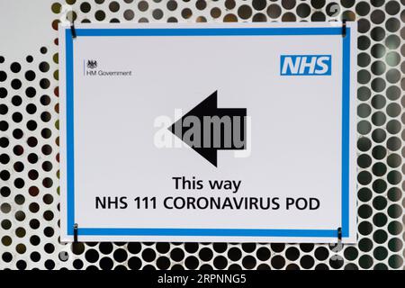 200302 -- LONDRA, 2 marzo 2020 -- la foto scattata il 2 marzo 2020 mostra un cartello che indirizza i pazienti a un NHS 111 Coronavirus Pod del National Health Service posizionato presso l'University College Hospital di Londra, in Gran Bretagna. Foto di /Xinhua BRITAIN-LONDON-CORONAVIRUS POD RayxTang PUBLICATIONxNOTxINxCHN Foto Stock