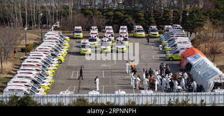 200303 -- PECHINO, 3 marzo 2020 -- i lavoratori medici fanno i preparativi accanto alle ambulanze per trasportare i pazienti COVID-19 a Daegu, Corea del Sud, 2 marzo 2020. Lunedì la Corea del Sud ha confermato altri 599 casi di COVID-19, portando il numero totale di infezioni a 4.335, e il numero di morti è avanzato a 26. Foto di Lee Sang-ho/Xinhua XINHUA FOTO DEL GIORNO WangxJingqiang PUBLICATIONxNOTxINxCHN Foto Stock