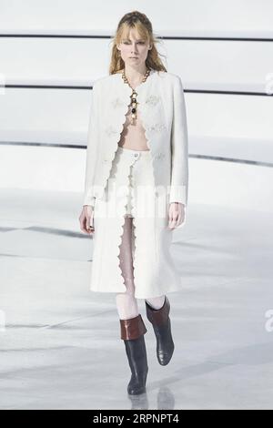 200303 -- PARIGI, 3 marzo 2020 Xinhua -- Una modella presenta una creazione di Chanel durante la sfilata di moda della collezione Ready-to-Wear Autunno-Inverno 2020-2021 femminile a Parigi, Francia, 3 marzo 2020. Foto di Piero Biasion/Xinhua FRANCE-PARIS-FASHION WEEK-CHANEL PUBLICATIONxNOTxINxCHN Foto Stock