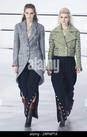 200303 -- PARIGI, 3 marzo 2020 Xinhua -- le modelle presentano le creazioni di Chanel durante la sfilata di moda della collezione Ready-to-Wear Autunno-Inverno 2020-2021 femminile a Parigi, Francia, 3 marzo 2020. Foto di Piero Biasion/Xinhua FRANCE-PARIS-FASHION WEEK-CHANEL PUBLICATIONxNOTxINxCHN Foto Stock