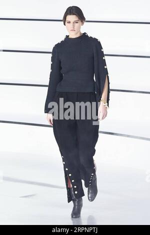 200303 -- PARIGI, 3 marzo 2020 Xinhua -- Una modella presenta una creazione di Chanel durante la sfilata di moda della collezione Ready-to-Wear Autunno-Inverno 2020-2021 femminile a Parigi, Francia, 3 marzo 2020. Foto di Piero Biasion/Xinhua FRANCE-PARIS-FASHION WEEK-CHANEL PUBLICATIONxNOTxINxCHN Foto Stock