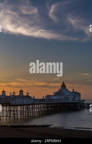 Alba sul molo di Eastbourne a Eastbourne, East Sussex, Regno Unito a settembre Foto Stock