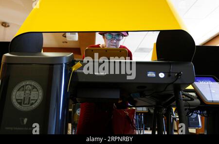 200304 -- LOS ANGELES, 4 marzo 2020 -- Un votante fa un voto in un collegio elettorale a Los Angeles, California, Stati Uniti, 3 marzo 2020. Gli elettori di 14 stati Uniti hanno votato per il loro candidato preferito il Super Tuesday per le elezioni presidenziali del 2020. U.S.-CALIFORNIA-ELEZIONI PRESIDENZIALI-PRIMARIE LixYing PUBLICATIONxNOTxINxCHN Foto Stock