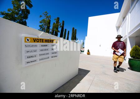 200304 -- LOS ANGELES, 4 marzo 2020 -- Un votante arriva in un seggio elettorale a Los Angeles, California, Stati Uniti, 3 marzo 2020. Gli elettori di 14 stati Uniti hanno votato per il loro candidato preferito il Super Tuesday per le elezioni presidenziali del 2020. U.S.-CALIFORNIA-ELEZIONI PRESIDENZIALI-PRIMARIE LixYing PUBLICATIONxNOTxINxCHN Foto Stock