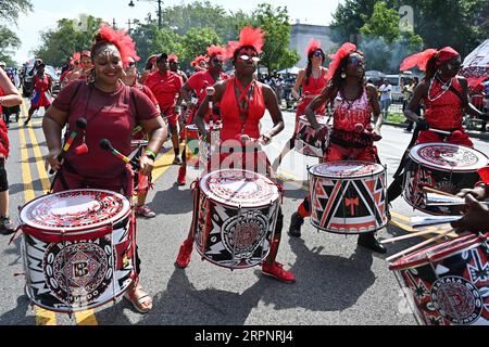 I partecipanti marciano nella parata della West Indian American Day Carnival Association il 4 settembre 2023 a New York City. Foto Stock