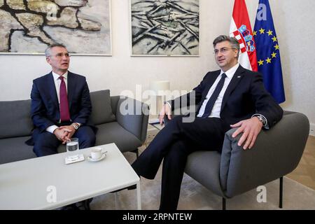 200304 -- ZAGABRIA, 4 marzo 2020 -- il primo ministro croato Andrej Plenkovic R incontra il segretario generale della NATO Jens Stoltenberg a Zagabria, Croazia, il 4 marzo 2020. La Croazia, in cooperazione con altri stati membri dell'UE e la NATO, farà tutto il possibile per prevenire una nuova ondata di migranti, ha affermato qui mercoledì Andrej Plenkovic dopo i colloqui con Jens Stoltenberg. /Pixsell via Xinhua CROAZIA-ZAGABRIA-PM-NATO-SEGRETARIO GENERALE-ASSEMBLEA IgorxKralj PUBLICATIONxNOTxINxCHN Foto Stock