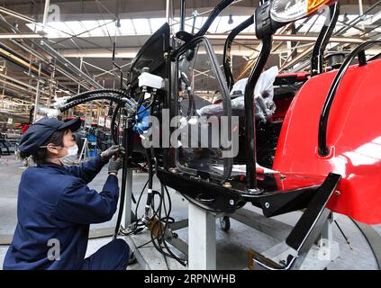 200305 -- LUOYANG, 5 marzo 2020 -- Un operaio lavora sulla linea di produzione del gruppo YTO a Luoyang, nella provincia di Henan nella Cina centrale, 5 marzo 2020. Circa il 94,8% delle imprese industriali al di sopra delle dimensioni indicate a Luoyang ha ripreso la produzione fino ad ora. CHINA-HENAN-ENTERPRISES-PRODUCTION CN LixJianan PUBLICATIONxNOTxINxCHN Foto Stock