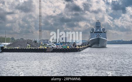 Porto di Fredericia con la nave da guerra Iver Huitfeldt, Danimarca Foto Stock