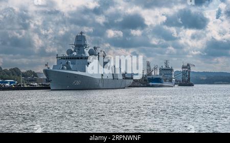 Porto di Fredericia con la nave da guerra Iver Huitfeldt, Danimarca Foto Stock