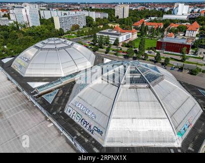 5 settembre 2023, Sassonia, Lipsia: La monumentale doppia cupola dello storico Grossmarkthallen, popolarmente conosciuto come "Kohlrabizirkus". (Vista aerea con un drone) il 10 settembre, il 30° anniversario dell'Open Monument Day si svolgerà a livello nazionale. L'offerta di Lipsia include ben 50 punti, dalle chiese medievali al modernismo orientale. Il "Kohlrabizirkus" fu costruito tra il 1927 e il 1930. Le cupole alte 33 metri coprono gli edifici di 75 metri in lunghezza e larghezza quasi senza supporti. Il 10 settembre l'edificio sarà aperto dalle 10:00 alle 16:00, con visite guidate ogni ora. Foto: Jan Foto Stock