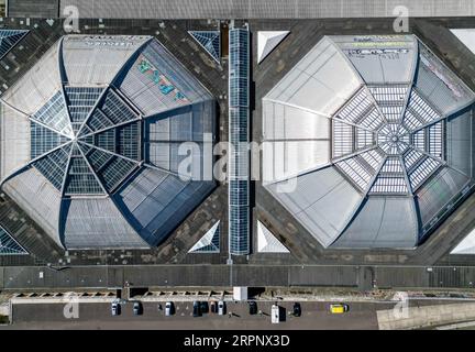 5 settembre 2023, Sassonia, Lipsia: La monumentale doppia cupola dello storico Grossmarkthallen, popolarmente conosciuto come "Kohlrabizirkus". (Vista aerea con un drone) il 10 settembre, il 30° anniversario dell'Open Monument Day si svolgerà a livello nazionale. L'offerta di Lipsia include ben 50 punti, dalle chiese medievali al modernismo orientale. Il "Kohlrabizirkus" fu costruito tra il 1927 e il 1930. Le cupole alte 33 metri coprono gli edifici di 75 metri in lunghezza e larghezza quasi senza supporti. Il 10 settembre l'edificio sarà aperto dalle 10:00 alle 16:00, con visite guidate ogni ora. Foto: Jan Foto Stock