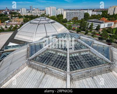 5 settembre 2023, Sassonia, Lipsia: La monumentale doppia cupola dello storico Grossmarkthallen, popolarmente conosciuto come "Kohlrabizirkus". (Vista aerea con un drone) il 10 settembre, il 30° anniversario dell'Open Monument Day si svolgerà a livello nazionale. L'offerta di Lipsia include ben 50 punti, dalle chiese medievali al modernismo orientale. Il "Kohlrabizirkus" fu costruito tra il 1927 e il 1930. Le cupole alte 33 metri coprono gli edifici di 75 metri in lunghezza e larghezza quasi senza supporti. Il 10 settembre l'edificio sarà aperto dalle 10:00 alle 16:00, con visite guidate ogni ora. Foto: Jan Foto Stock