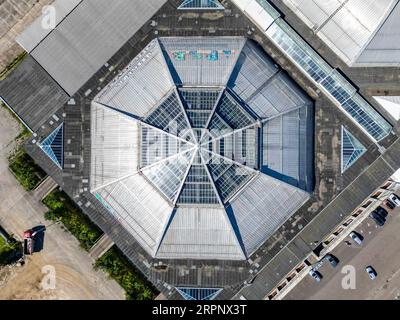 5 settembre 2023, Sassonia, Lipsia: Una delle due cupole monumentali dello storico Grossmarkthallen, popolarmente noto come "Kohlrabizirkus". (Vista aerea con un drone) il 10 settembre, il 30° anniversario dell'Open Monument Day si svolgerà a livello nazionale. L'offerta di Lipsia include ben 50 punti, dalle chiese medievali al modernismo orientale. Il "Kohlrabizirkus" fu costruito tra il 1927 e il 1930. Le cupole alte 33 metri coprono gli edifici di 75 metri in lunghezza e larghezza quasi senza supporti. Il 10 settembre l'edificio sarà aperto dalle 10:00 alle 16:00, con visite guidate ogni ora. Foto: Foto Stock