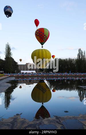 200307 -- CANBERRA, 7 marzo 2020 -- le mongolfiere sono viste durante il 2020 Canberra Balloon Spectacular a Canberra, Australia, 7 marzo 2020. Il Canberra Balloon Spectacular 2020 si svolge dal 7 al 15 marzo. Foto di /Xinhua AUSTRALIA-CANBERRA-BALLOON SPETTACOLARE ChuxChen PUBLICATIONxNOTxINxCHN Foto Stock