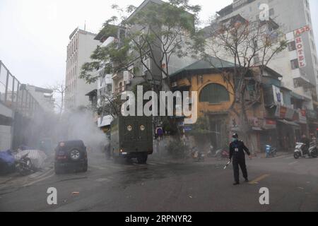 200307 -- HANOI, 7 marzo 2020 Xinhua -- la sezione stradale Truc Bach, dove vive il nuovo caso confermato di COVID-19, viene sterilizzata ad Hanoi, in Vietnam, il 7 marzo 2020. Il Ministero della salute del Vietnam venerdì sera ha confermato un nuovo caso di COVID-19, il 17 ° caso nel paese, Vietnam News Agency ha riferito. Il Vietnam aveva precedentemente confermato 16 casi di COVID-19, tutti curati e dimessi dall'ospedale, e finora ha 101 casi sospetti, secondo il ministero della salute. VNA/Handout via Xinhua VIETNAM-HANOI-COVID-19 PUBLICATIONxNOTxINxCHN Foto Stock