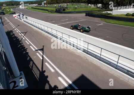 Lotus Grand Prix degli anni '1960 in pista in una giornata di test per Revival sul circuito di Goodwood, Chichester, West Sussex, Regno Unito Foto Stock