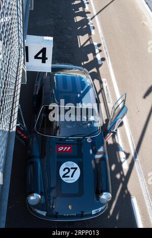 Auto sportiva Porsche 911 grigia 1965 nella pit Lane in una giornata di test per Revival al al circuito automobilistico di Goodwood, Chichester, West Sussex, Regno Unito Foto Stock