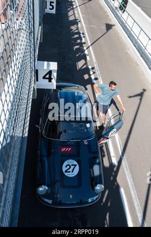 Auto sportiva Porsche 911 grigia 1965 nella pit Lane in una giornata di test per Revival al al circuito automobilistico di Goodwood, Chichester, West Sussex, Regno Unito Foto Stock