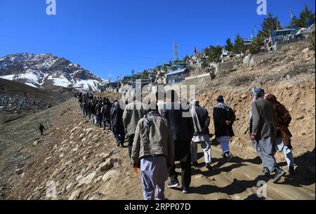 200307 -- KABUL, 7 marzo 2020 Xinhua -- parenti e amici partecipano al funerale di una vittima in un attentato a Kabul, capitale dell'Afghanistan, 7 marzo 2020. Il Segretario generale delle Nazioni Unite Antonio Guterres ha condannato con forza un attacco a fuoco nella capitale afghana Kabul, ha affermato venerdì il suo portavoce. L'attacco, che ha avuto luogo in occasione dell'anniversario della morte del politico Abdul Ali Mazari, ha ucciso almeno 31 persone, tra cui 29 civili, e ne ha ferite altre 55. Xinhua/Rahmatullah Alizadah AFGHANISTAN-KABUL-SPARATORIA-VITTIMA-FUNERALE PUBLICATIONxNOTxINxCHN Foto Stock