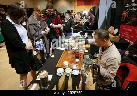 200308 -- VANCOUVER, 8 marzo 2020 Xinhua -- la gente guarda la dimostrazione della produzione del tè cinese durante il sesto Vancouver Tea Festival annuale a Vancouver, Canada, 8 marzo 2020. Il Vancouver Tea Festival è tornato per il sesto anno questo fine settimana, con produttori di tè, intenditori e venditori che espongono diversi tipi di tè provenienti da tutto il mondo. Foto di Liang Sen/Xinhua CANADA-VANCOUVER-TEA FESTIVAL PUBLICATIONxNOTxINxCHN Foto Stock