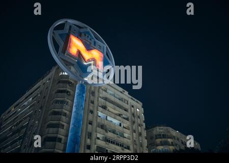 Logo luminoso della metropolitana del Cairo Foto Stock