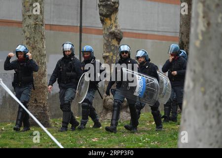 200309 -- MILANO, 9 marzo 2020 Xinhua -- i poliziotti pattugliano fuori dal carcere di Saint Vittore a Milano, Italia, il 9 marzo 2020. La violenza è scoppiata in più di 25 strutture di detenzione in tutta Italia domenica e lunedì, dopo che le autorità hanno ridotto i diritti dei prigionieri nell'ambito di una strategia per frenare la diffusione del coronavirus. Foto di Daniele Mascolo/Xinhua ITALIA-DISORDINI PENITENZIARI-MISURE ANTI-CORONAVIRUS PUBLICATIONxNOTxINxCHN Foto Stock