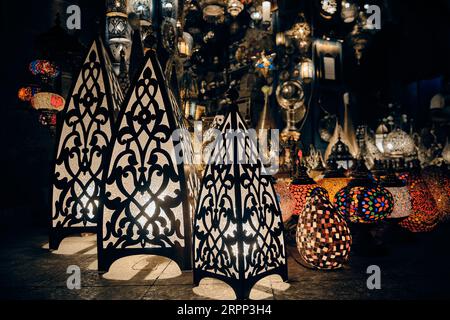 Lanterne, cosiddetto fanooz, in vendita presso il Khan El Khalili al Cairo  utilizzata durante il Ramadan per la casa decorazioni come parte di una  vecchia tradizione Foto stock - Alamy