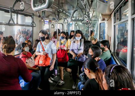 200310 -- QUEZON CITY, 10 marzo 2020 -- la gente prende il Metro Rail Transit-3 MRT-3 a Quezon City, Filippine, il 10 marzo 2020. Lunedì sera il presidente filippino Duterte ha ordinato la sospensione delle classi nella regione della capitale nazionale dal 10 al 14 marzo, nell'ambito degli sforzi volti a prevenire la trasmissione del COVID-19 a Metro Manila, dopo che il numero di casi è più che raddoppiato lunedì. FILIPPINE-QUEZON CITY-COVID-19-TRAIN DISINFECTION ROUELLEXUMALI PUBLICATIONXNOTXINXCHN Foto Stock