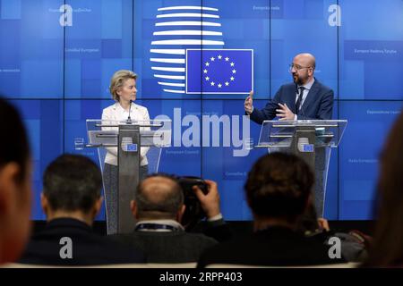 200310 -- BRUXELLES, 10 marzo 2020 -- il presidente del Consiglio europeo Charles Michel R partecipa a una conferenza stampa con la presidente della Commissione europea Ursula von der Leyen dopo aver incontrato il presidente turco Recep Tayyip Erdogan a Bruxelles, in Belgio, il 9 marzo 2020. L'Unione europea verificherà con la Turchia l'attuazione dell'accordo sull'immigrazione del 2016, ha affermato lunedì il Presidente del Consiglio europeo Charles Michel. Unione europea/Handout via Xinhua BELGIO-BRUXELLES-UE-TURCHIA-RIUNIONE-MIGRAZIONE ZhangxCheng PUBLICATIONxNOTxINxCHN Foto Stock