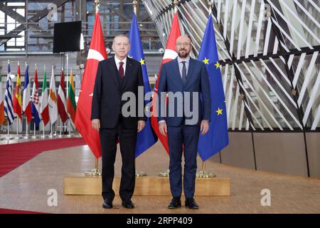 200310 -- BRUXELLES, 10 marzo 2020 -- il presidente del Consiglio europeo Charles Michel R riceve il presidente turco Recep Tayyip Erdogan prima della riunione a Bruxelles, in Belgio, il 9 marzo 2020. L'Unione europea verificherà con la Turchia l'attuazione dell'accordo sull'immigrazione del 2016, ha affermato lunedì il Presidente del Consiglio europeo Charles Michel. Unione europea/Handout via Xinhua BELGIO-BRUXELLES-UE-TURCHIA-RIUNIONE-MIGRAZIONE ZhangxCheng PUBLICATIONxNOTxINxCHN Foto Stock