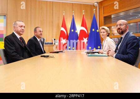 200310 -- BRUXELLES, 10 marzo 2020 -- il presidente turco Recep Tayyip Erdogan 1st L e il ministro degli Esteri turco Mevlut Cavusoglu 2nd L incontrano il presidente del Consiglio europeo Charles Michel 1st R e la presidente della Commissione europea Ursula von der Leyen 2nd R a Bruxelles, Belgio, 9 marzo 2020. L'Unione europea verificherà con la Turchia l'attuazione dell'accordo sull'immigrazione del 2016, ha affermato lunedì il Presidente del Consiglio europeo Charles Michel. Unione europea/Handout via Xinhua BELGIO-BRUXELLES-UE-TURCHIA-RIUNIONE-MIGRAZIONE ZhangxCheng PUBLICATIONxNOTxINxCHN Foto Stock