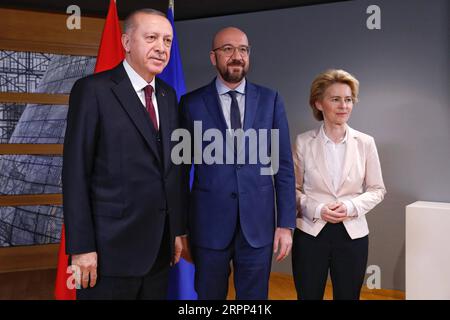 200310 -- BRUXELLES, 10 marzo 2020 -- il presidente turco Recep Tayyip Erdogan, il presidente del Consiglio europeo Charles Michel e la presidente della Commissione europea Ursula von der Leyen L to R posano per una foto prima della loro riunione a Bruxelles, in Belgio, il 9 marzo 2020. L'Unione europea verificherà con la Turchia l'attuazione dell'accordo sull'immigrazione del 2016, ha affermato lunedì il Presidente del Consiglio europeo Charles Michel. Unione europea/Handout via Xinhua BELGIO-BRUXELLES-UE-TURCHIA-RIUNIONE-MIGRAZIONE ZhangxCheng PUBLICATIONxNOTxINxCHN Foto Stock