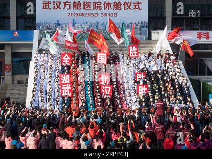 200310 -- WUHAN, 10 marzo 2020 -- i lavoratori medici celebrano dopo la chiusura di un ospedale temporaneo nel distretto di Wuchang di Wuhan, provincia centrale di Hubei della Cina, 10 marzo 2020. Gli ultimi due ospedali temporanei a Wuhan, epicentro dell'epidemia di coronavirus nella provincia di Hubei della Cina centrale, sono stati chiusi martedì, segnando la chiusura di tutti e 16 gli ospedali temporanei della città. CHINA-WUHAN-TEMPORARY HOSPITALS-CLOSURE CN XIAOXYIJIU PUBLICATIONXNOTXINXCHN Foto Stock